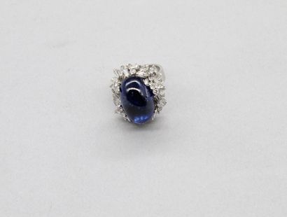 null Ring in 9K (375) white gold set with a cabochon sapphire surrounded by baguette-cut...