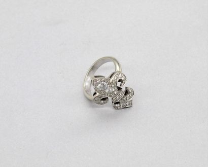 null Bague en or gris 18K(750) à décor d'une fleur de lys en diamants taille brillant....