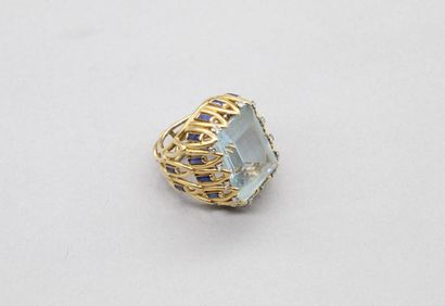 null 18K (750) yellow gold ring set with an aquamarine with brilliant-cut diamonds,...