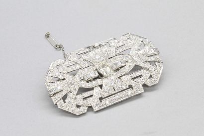 null Broche plaque en platine de forme géométrique ajourée ornée de diamants taille...