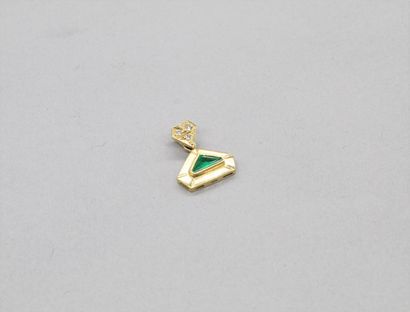 null Pendant in 18K (750) yellow gold, triangular shape, decorated with an emerald,...
