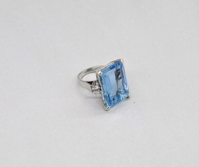 null 
Platinum ring set with a rectangular aquamarine and four baguette-cut diamonds.
Estimated...