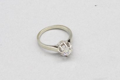 null Bague en or gris 18K (750) ornée d'un diamant taille ancienne de forme coussin....