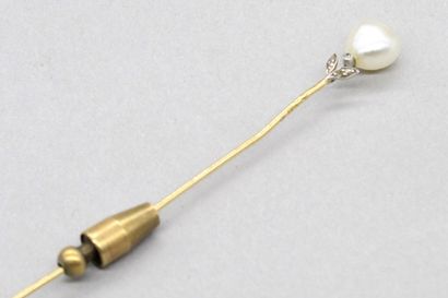 null Epingle de cravate en or jaune 18K (750) ornée d'une perle fine soulignée de...