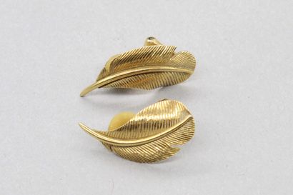 null 
HERMES Paris


Pair of ear clips in 18K (750) yellow gold featuring a feather.


One...