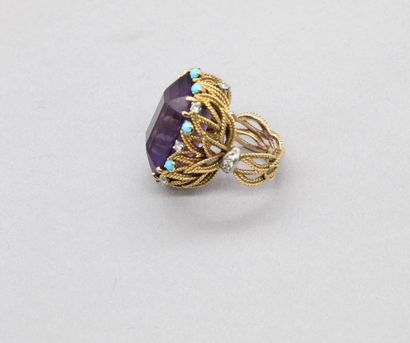 null 18K (750) yellow gold and platinum ring set with an amethyst, surrounded by...