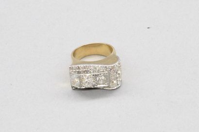null Bague en or jaune 18K (750) et platine ornée de trois diamants de taille ancienne,...