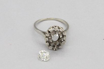 null Bague marguerite en or gris 18K (750) et platine ornée d'un diamant taille ancienne....