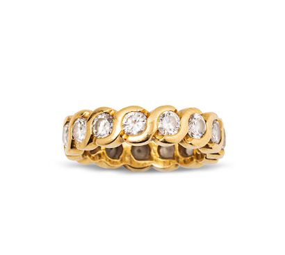 null Alliance américaine en or jaune 18K (750) sertie de diamants taille brillant....