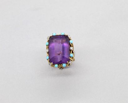 null 18K (750) yellow gold and platinum ring set with an amethyst, surrounded by...