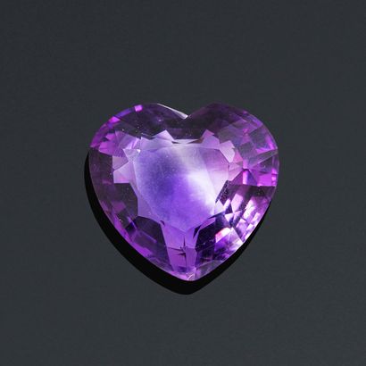 null Amethyst heart on paper.

Weight : 27.05 cts.
