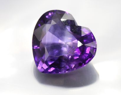 null Amethyst heart on paper.

Weight : 27.05 cts.