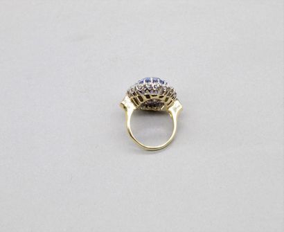 null Bague en or jaune 18K (750) sertie d'un saphir de forme ovale épaulé et entouré...