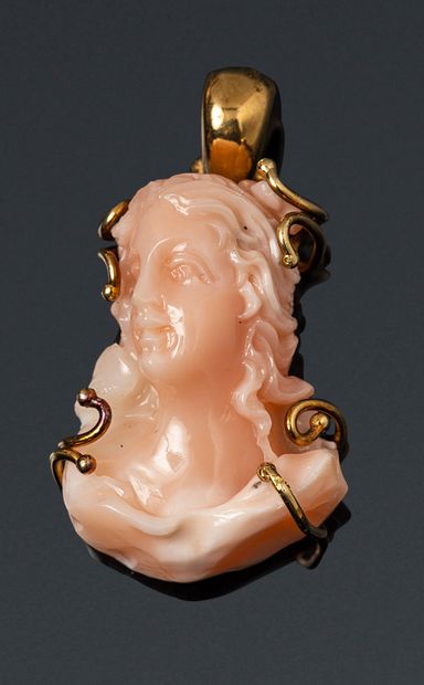 null Pendentif en or jaune 18K (750) orné d'un buste de femme en pierre dure rose.

Poinçon...