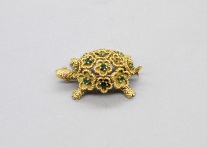 null Broche en or jaune 18K (750) ciselé figurant une tortue, les yeux ornés de rubis...