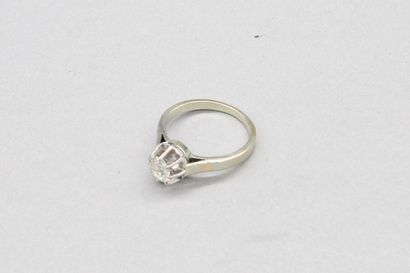 null Bague en or gris 18K (750) ornée d'un diamant taille ancienne de forme coussin....