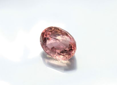 null Oval pink tourmaline on paper.

Accompanied by an AIG certificate.

Weight :...