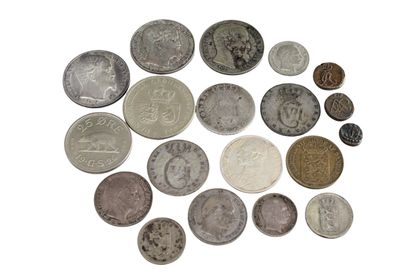 null INDES DANOISES OCCIDENTALES 
Lot de quatorze monnaies de 1767 à 1905 en argent...