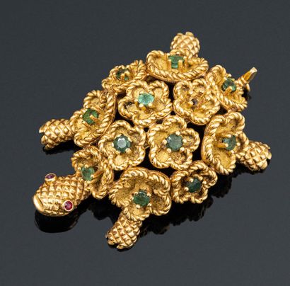 null 18K (750) yellow gold brooch featuring a turtle, the eyes adorned with rubies,...