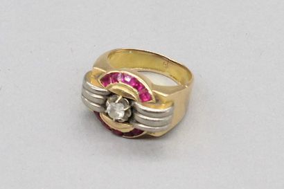 null 18K (750) gold ring set with a brilliant-cut diamond, surrounded by red stones.

Finger...