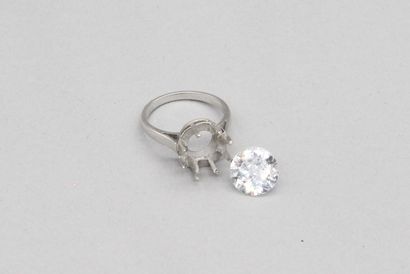 null Bague solitaire en or gris 18K (750) et platine sertie d'un diamant taille ancienne....