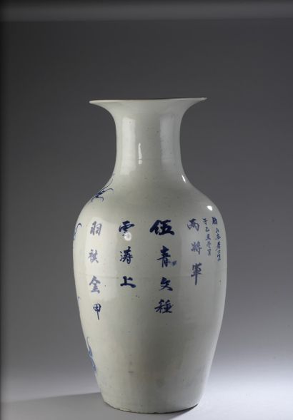 null CHINE - XXe siècle

Grand vase de forme balustre en porcelaine décorée en bleu...