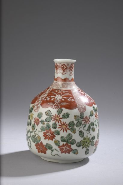 null JAPON - XXe siècle

Bouteille à saké (tokkuri) en porcelaine émaillée polychrome...