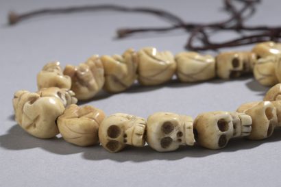 null TIBET - Vers 1900

Bracelet mala à dix-neuf têtes de têtes de mort en os sc...