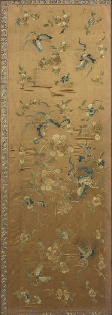 null CHINE - XIXe siècle

Panneau en soie brodée de papillons et chauve souris en...