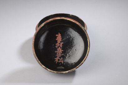 null CHINE - XIXe siècle

Boite ronde en laque rouge cinabre à décor dans un médaillon...