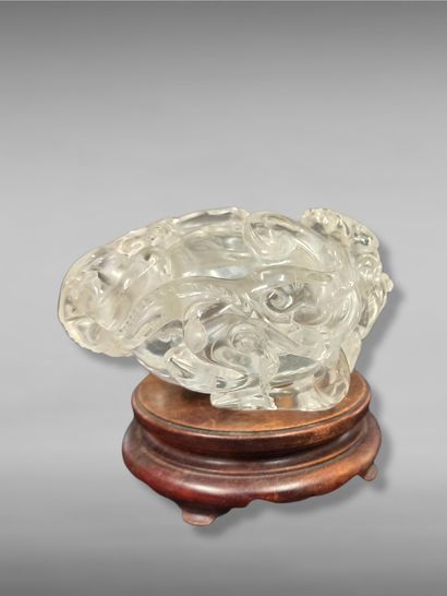 null CHINE - XIXe siècle

Lave-pinceaux en cristal de roche à décor sculpté en relief...