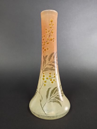 null TRAVAIL FRANCAIS 

Vase tronconique en verre blanc à décor émaillé polychrome...