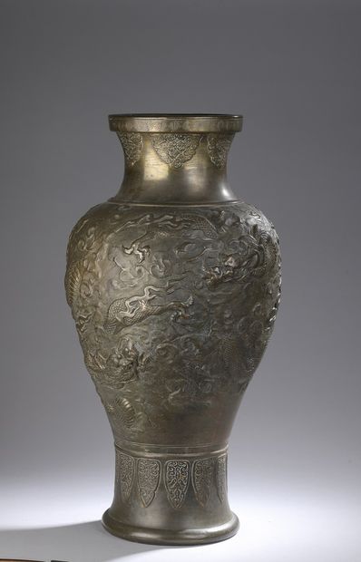 null JAPON - XXe siècle

Grand vase en cuivre repoussé sur fond de grès à décor de...