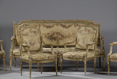 null Un salon en bois doré comprenant un canapé et quatre fauteuils en bois sculpté...
