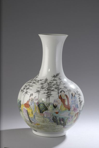 null CHINE

Vase pansu en porcelaine émaillée polychrome à décor d'immortels jouant...