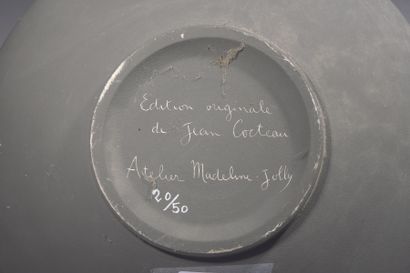 null Jean COCTEAU (1889 - 1963) 

« Tête de Faune gravée sur noir ». Assiette en...