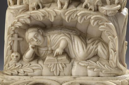 null 
Jésus Bon Pasteur en ivoire sculpté en ronde-bosse. Au sommet, entouré de moutons...
