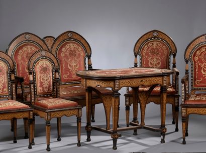null Salon Algérien composé d'une table de jeu, de 2 chaises,2 fauteuils et une banquette

Bois,...