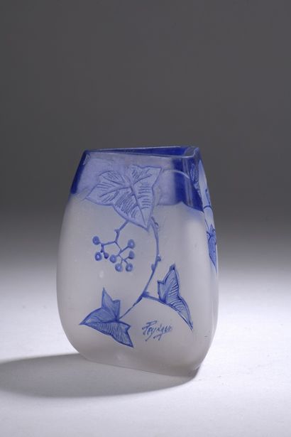 null ETABLISSEMENTS PEYNAUD (1910 - 1935)

Vase conique de section triangulaire....