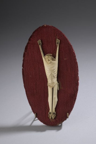 null Christ en os sculpté. 

XIXe siècle

Hauteur : 17,5 cm

Sur fond de velours...