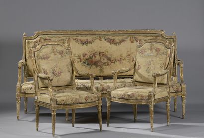 null Un salon en bois doré comprenant un canapé et quatre fauteuils en bois sculpté...