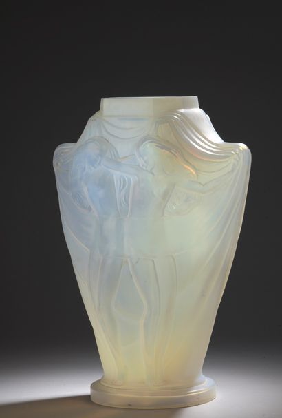 ETLING - FRANCE 

Important vase in pressed...