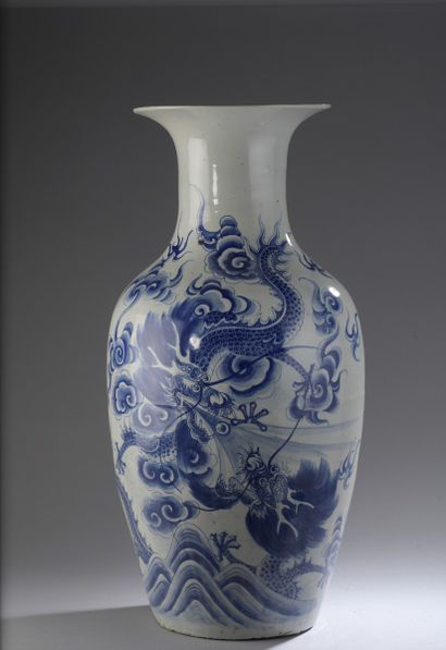 CHINA - 20th century

Large porcelain vase...