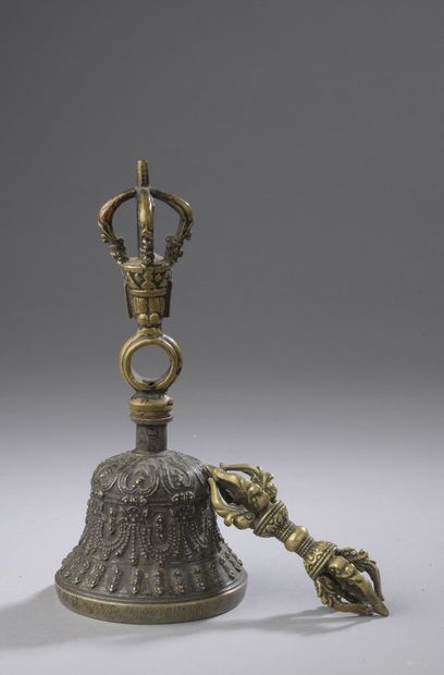 null Vers 1900

Cloche en alliage de cuivre dite "gantha" et petit vajra en bronze...