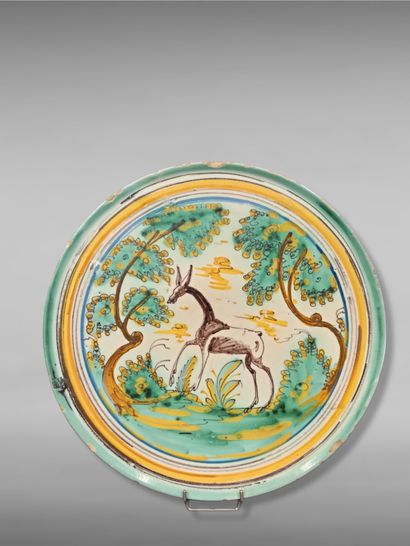 null DERUTA

Présentoir sur piédouche en faïence polychrome à décor d'une biche dans...