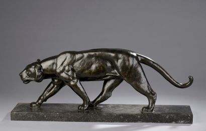 null OULINE Alexandre, act. 1918-1940

Lionne marchant

bronze à patine brune nuancée...