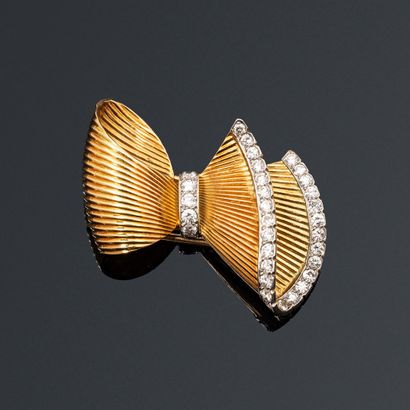 null CARTIER

18K (750) gold lapel clip forming a knotted fan, the edge set with...