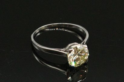 null Bague en platine, ornée d'un diamant rond de taille brillant. 

Tour de doigt...