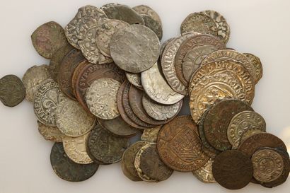  MONNAIES FRANCAISES 
Lot d'environ 72 monnaies féodales en argent, billon et bronze....