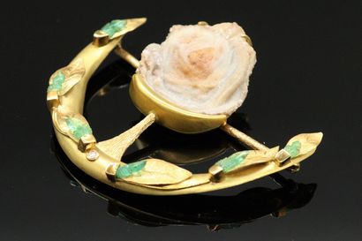 null Large 18K (750) gold brooch with an abstract design, adorned with an agate flower,...